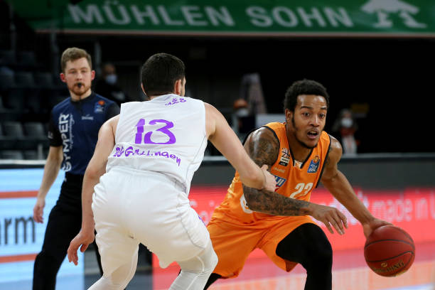 而博格巴正 而博格巴正